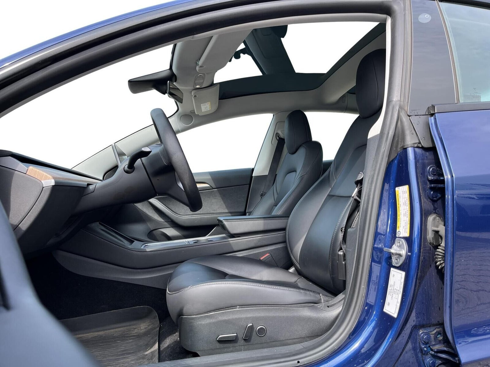 Blå Tesla Model 3 fra 2022
