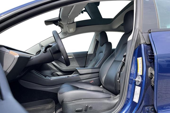 Blå Tesla Model 3 fra 2022
