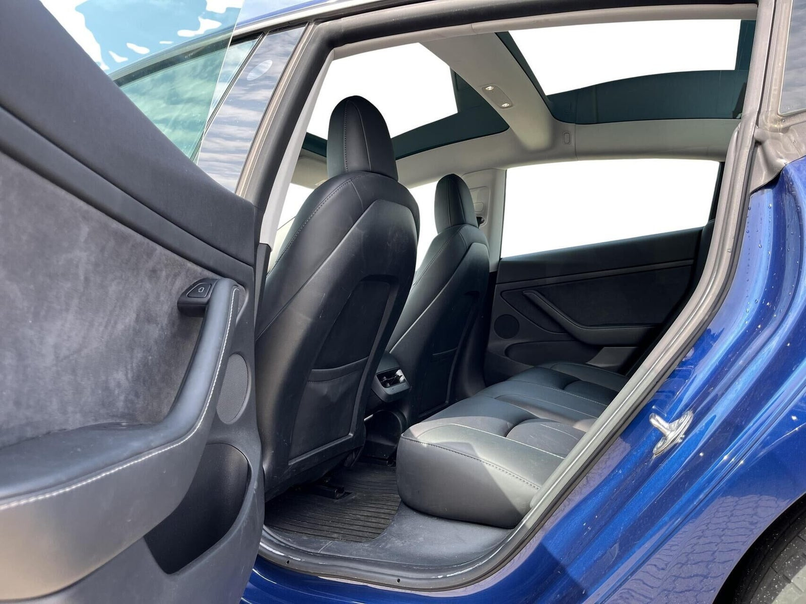 Blå Tesla Model 3 fra 2022