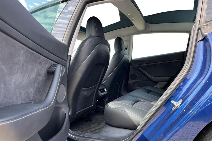 Blå Tesla Model 3 fra 2022