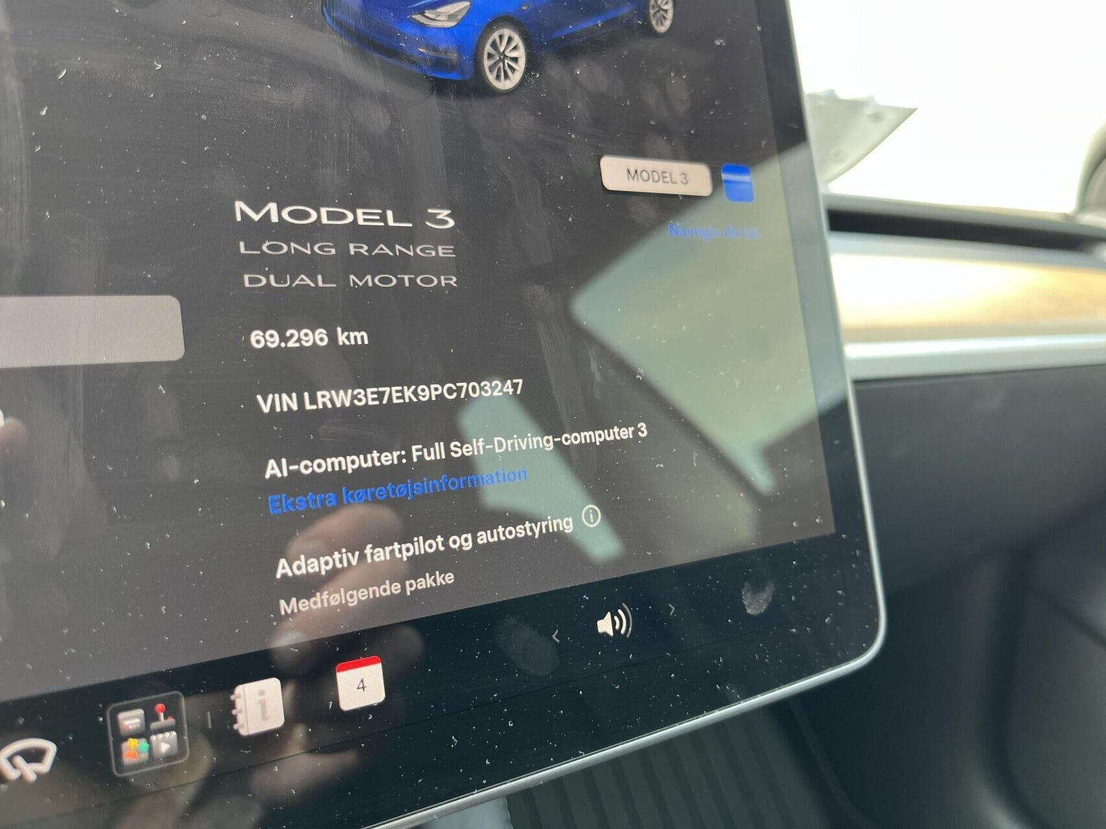 Blå Tesla Model 3 fra 2022