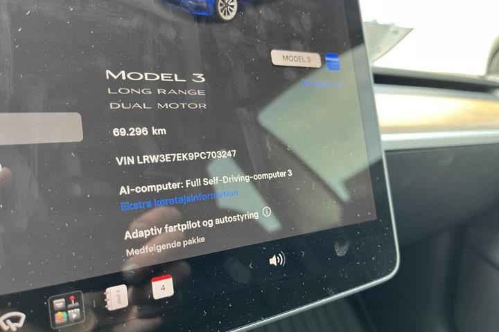 Blå Tesla Model 3 fra 2022