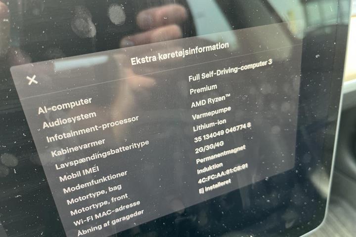 Blå Tesla Model 3 fra 2022