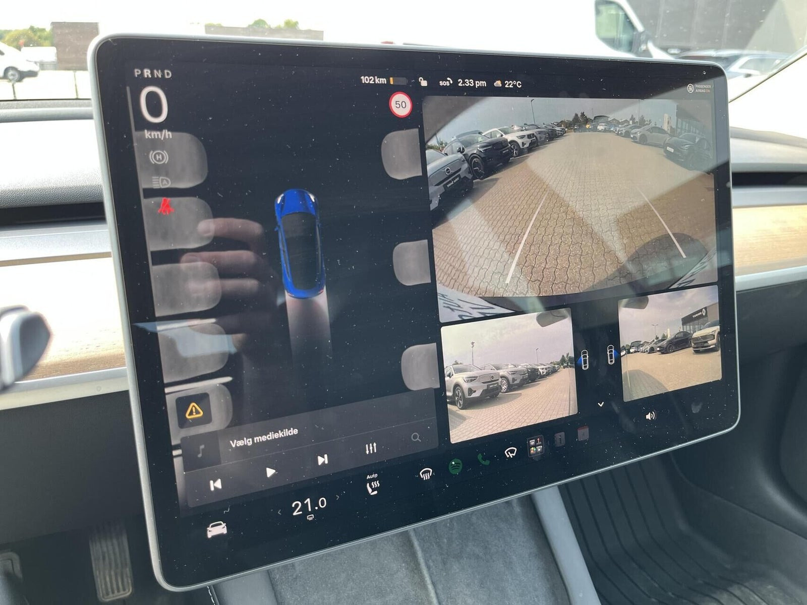 Blå Tesla Model 3 fra 2022