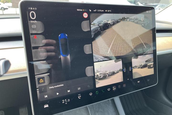 Blå Tesla Model 3 fra 2022