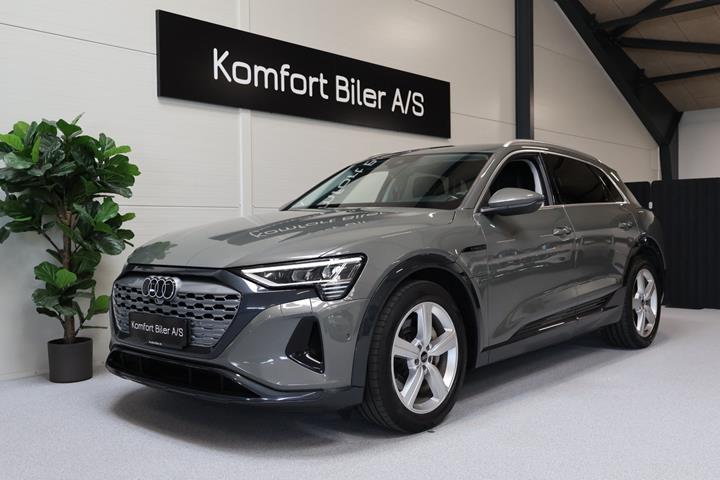 Grå Audi Q8 e-tron fra 2023