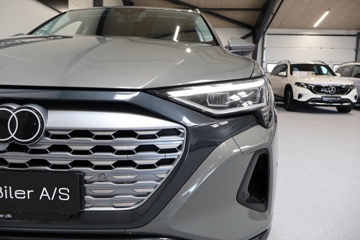 Grå Audi Q8 e-tron fra 2023