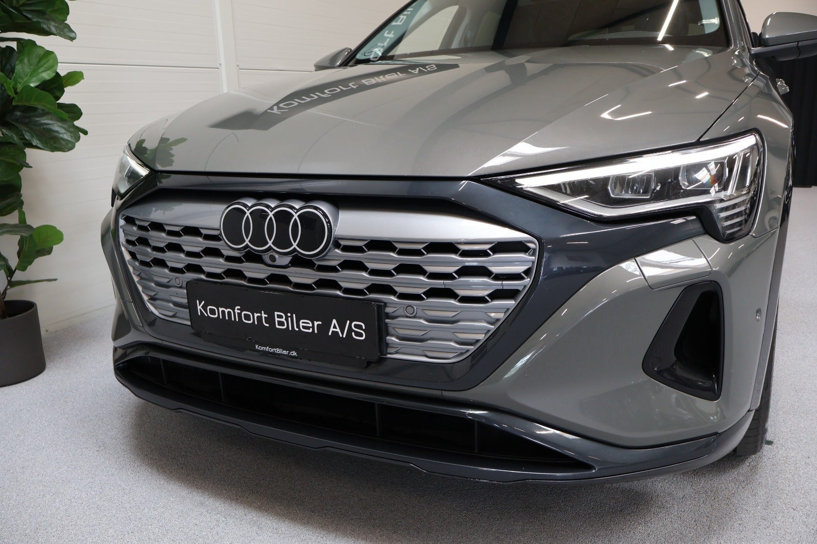 Grå Audi Q8 e-tron fra 2023