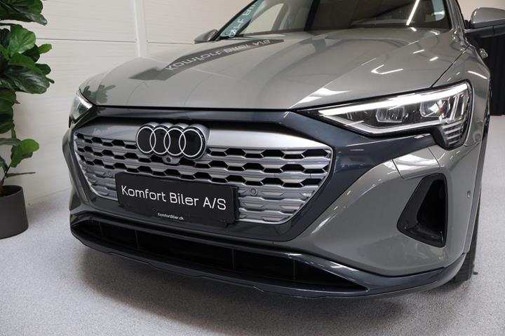Grå Audi Q8 e-tron fra 2023