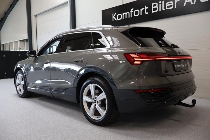 Grå Audi Q8 e-tron fra 2023