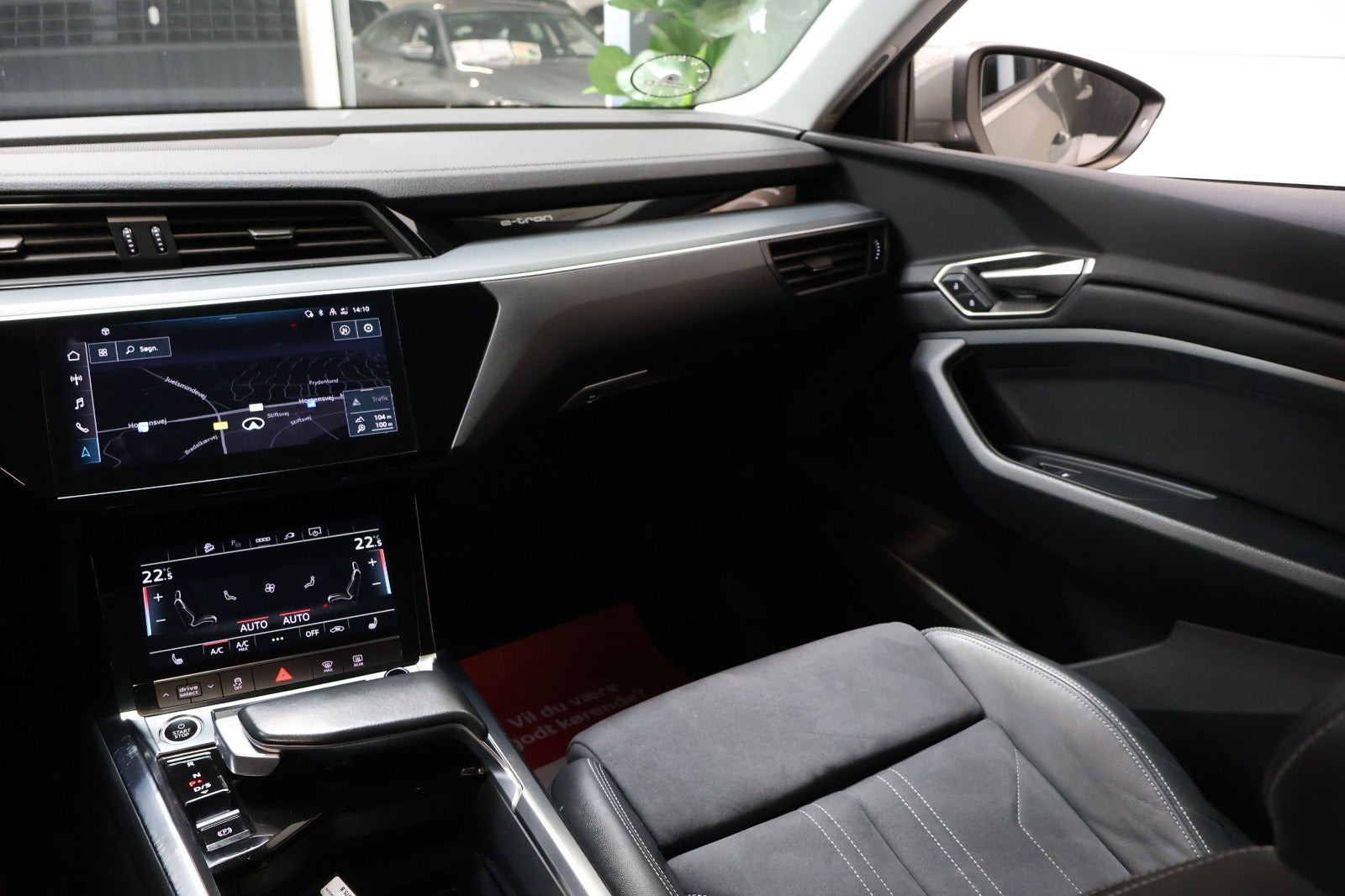 Grå Audi Q8 e-tron fra 2023