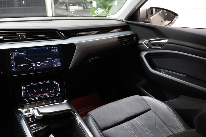 Grå Audi Q8 e-tron fra 2023