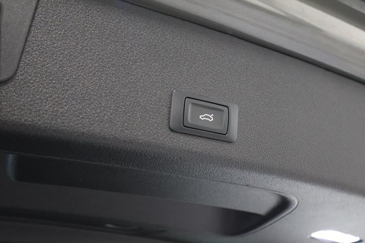Grå Audi Q8 e-tron fra 2023