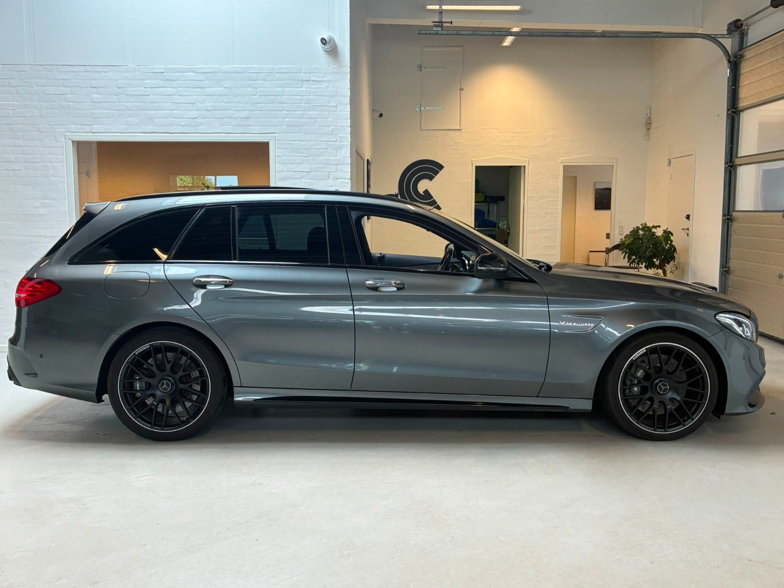 Grå Mercedes C63 fra 2017