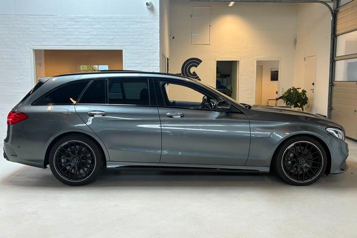 Grå Mercedes C63 fra 2017