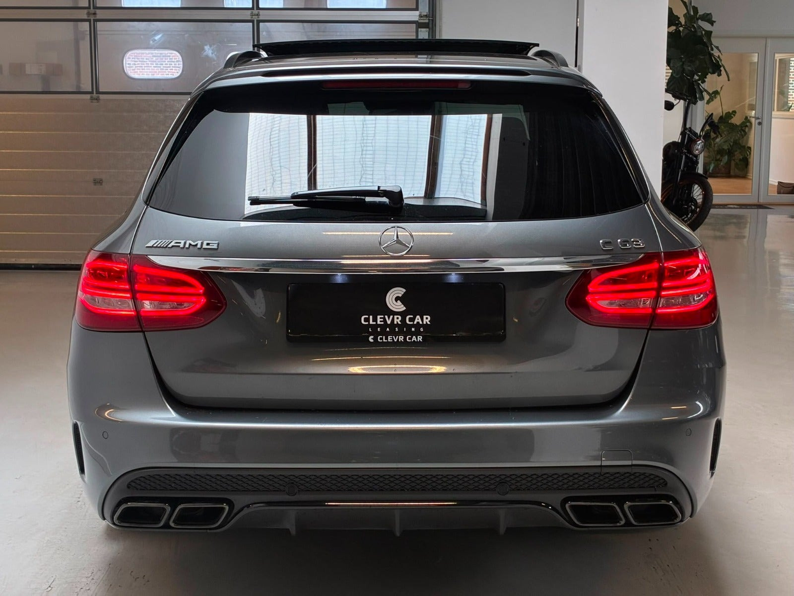 Grå Mercedes C63 fra 2017