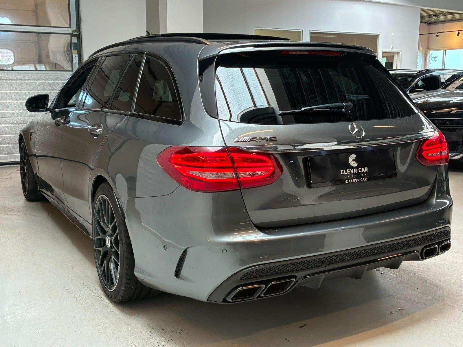 Grå Mercedes C63 fra 2017