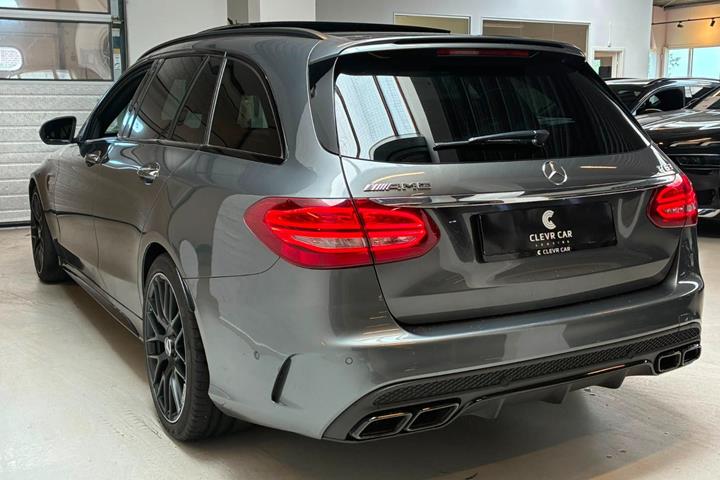 Grå Mercedes C63 fra 2017
