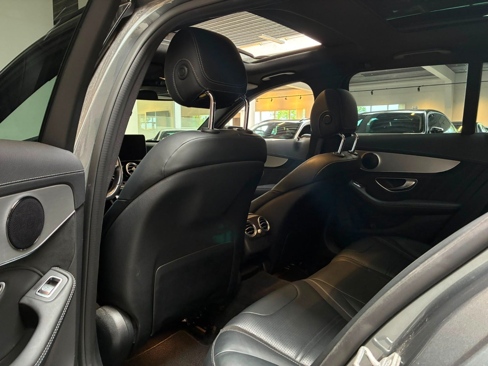 Grå Mercedes C63 fra 2017