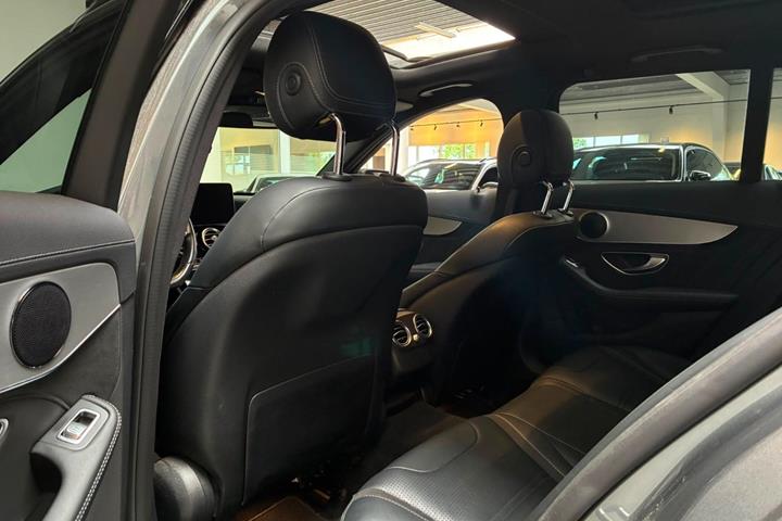 Grå Mercedes C63 fra 2017