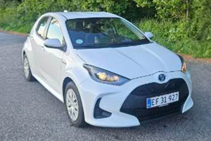 Hvid Toyota Yaris fra 2020 set udefra
