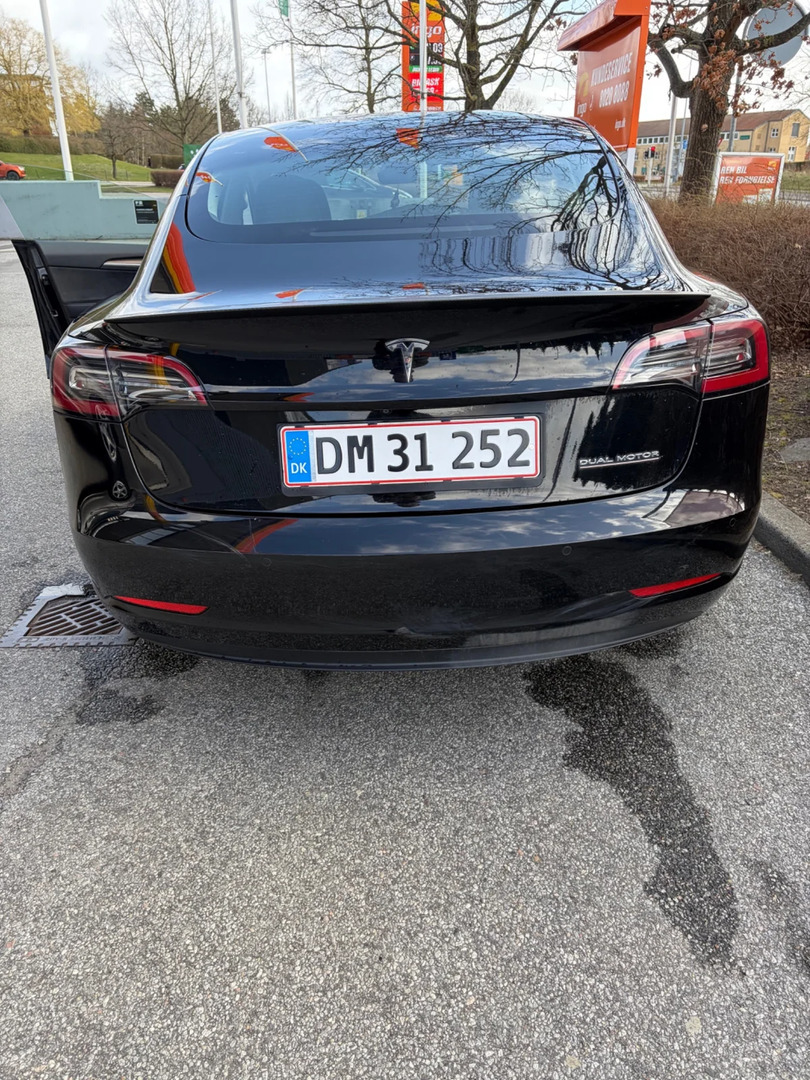Sort Tesla Model 3 fra 2022
