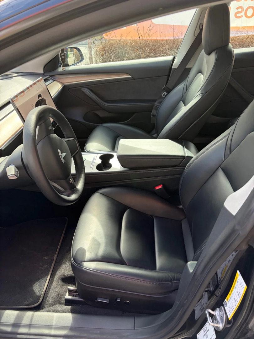 Sort Tesla Model 3 fra 2022