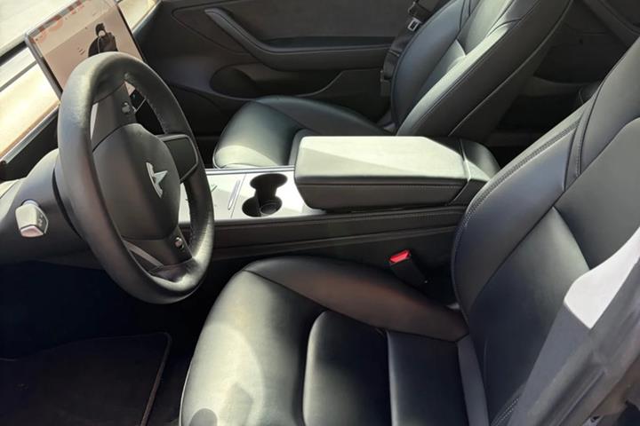 Sort Tesla Model 3 fra 2022