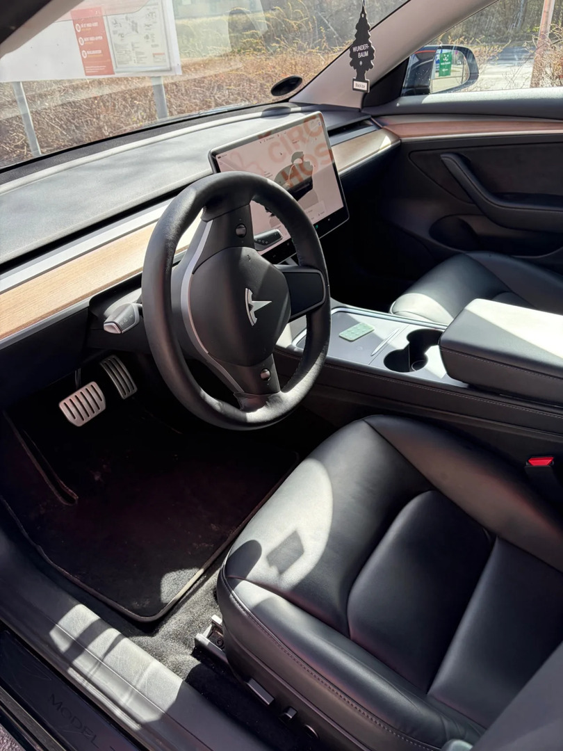 Sort Tesla Model 3 fra 2022