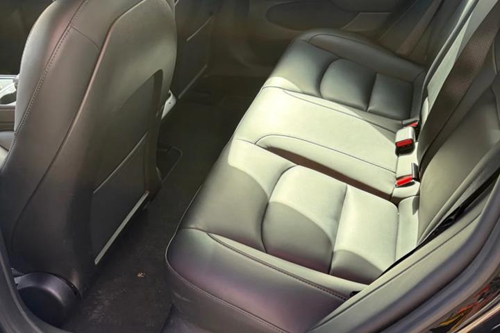Sort Tesla Model 3 fra 2022