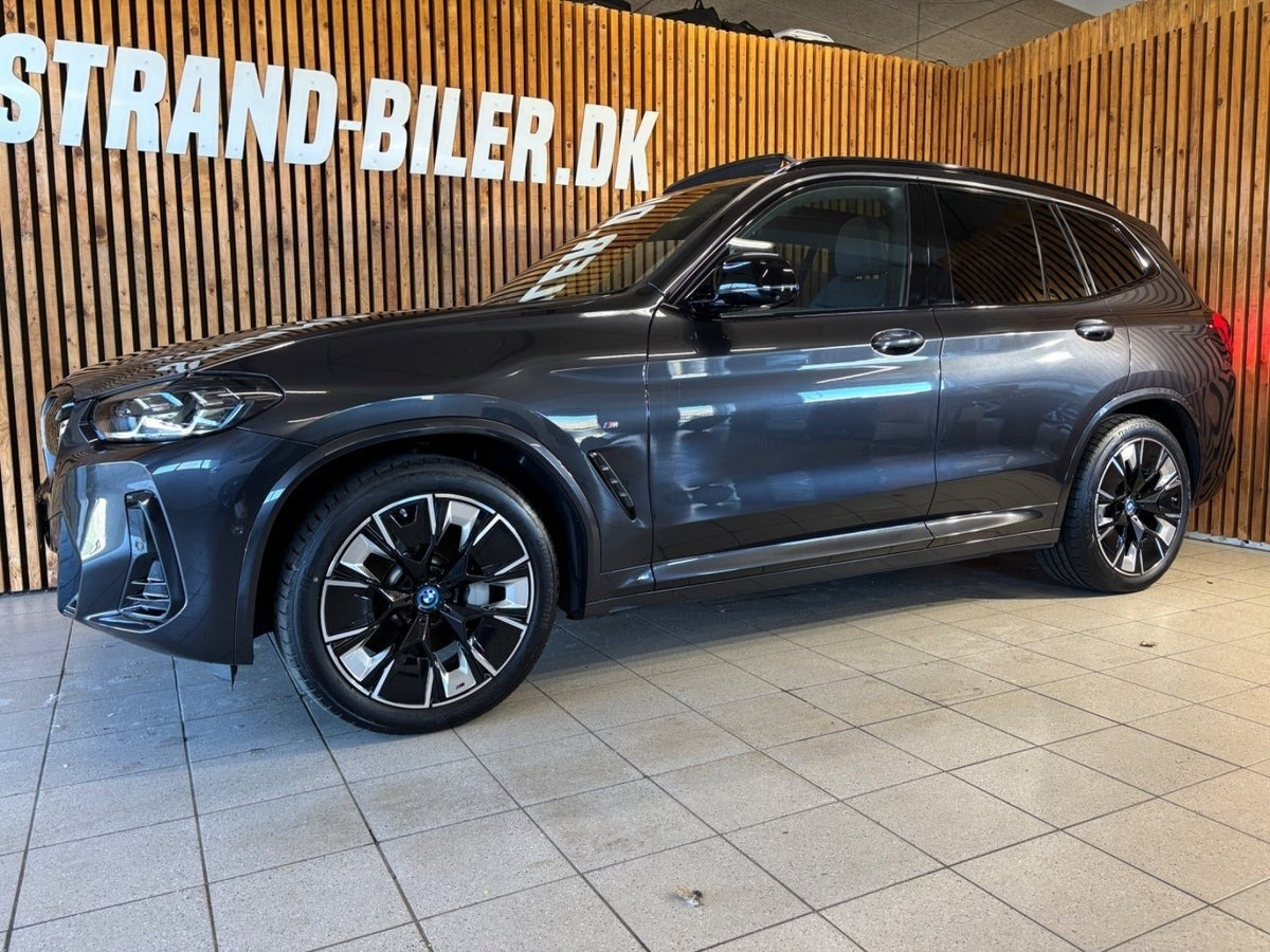 Grå BMW iX3 fra 2023