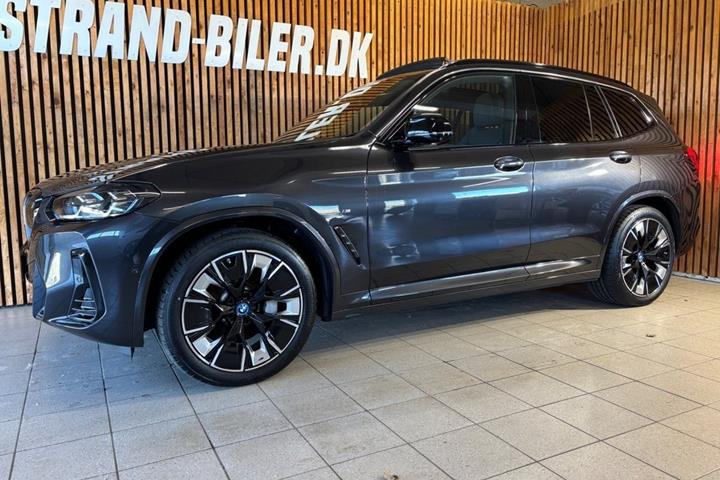 Grå BMW iX3 fra 2023