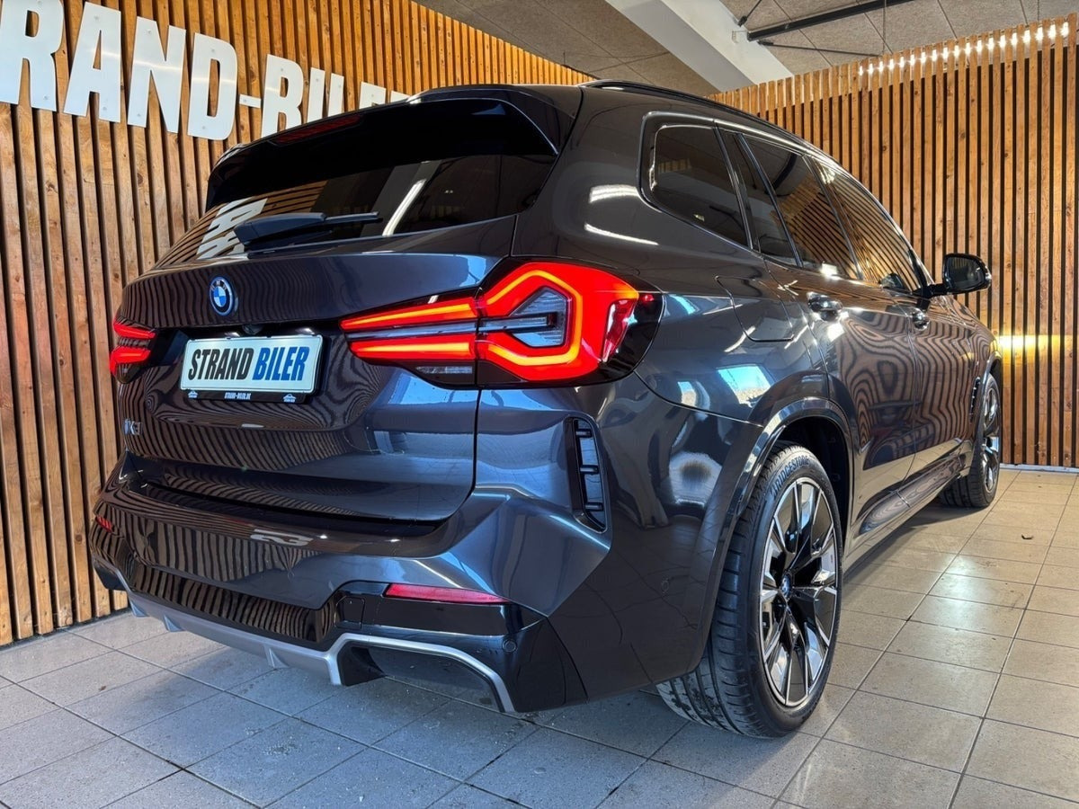 Grå BMW iX3 fra 2023