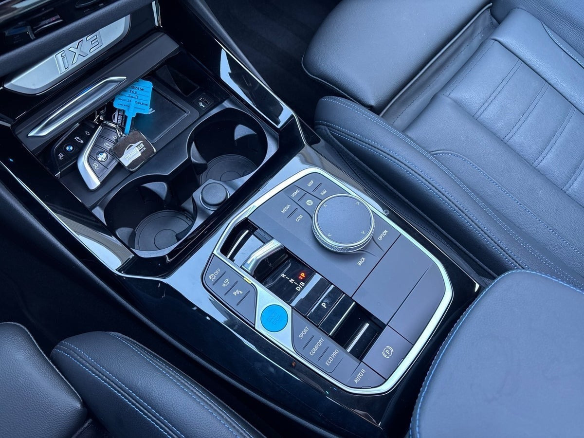 Grå BMW iX3 fra 2023