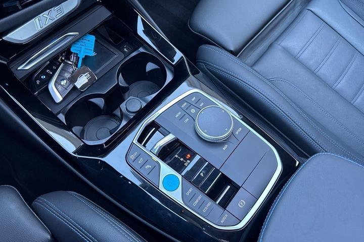 Grå BMW iX3 fra 2023