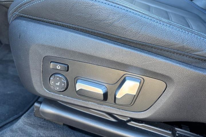 Grå BMW iX3 fra 2023