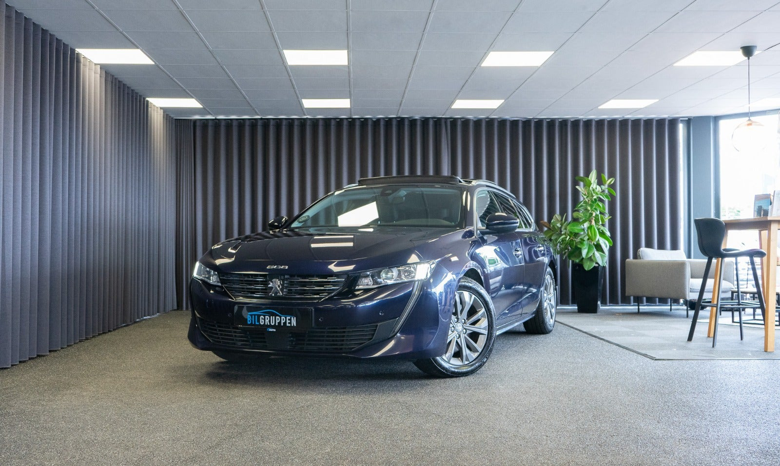 Blå Peugeot 508 fra 2020