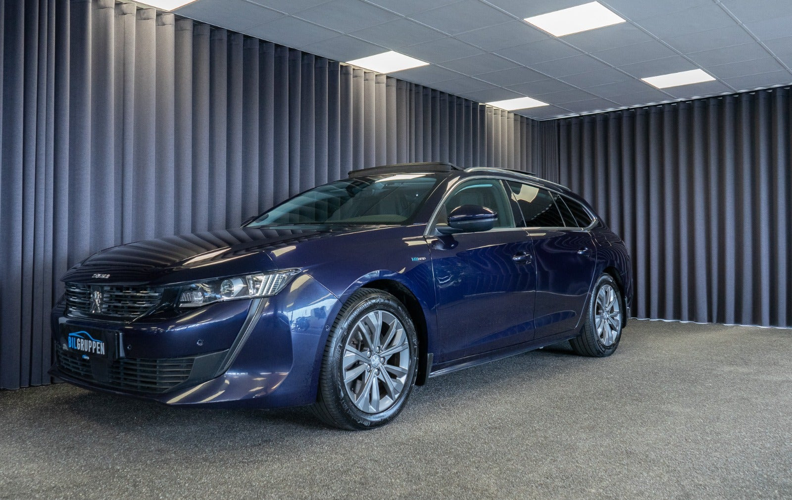 Blå Peugeot 508 fra 2020