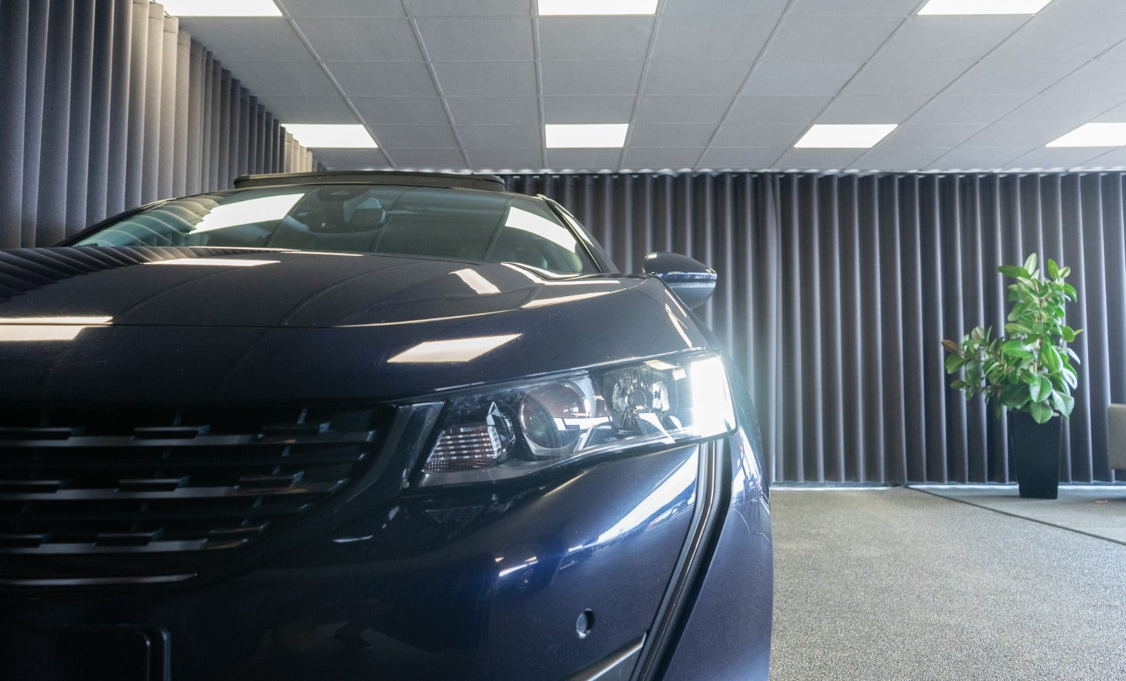 Blå Peugeot 508 fra 2020