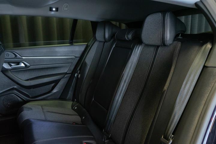 Blå Peugeot 508 fra 2020