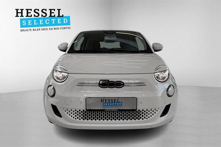 Hvid Fiat 500e fra 2024
