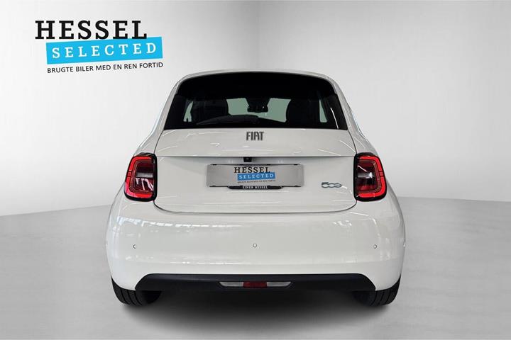Hvid Fiat 500e fra 2024