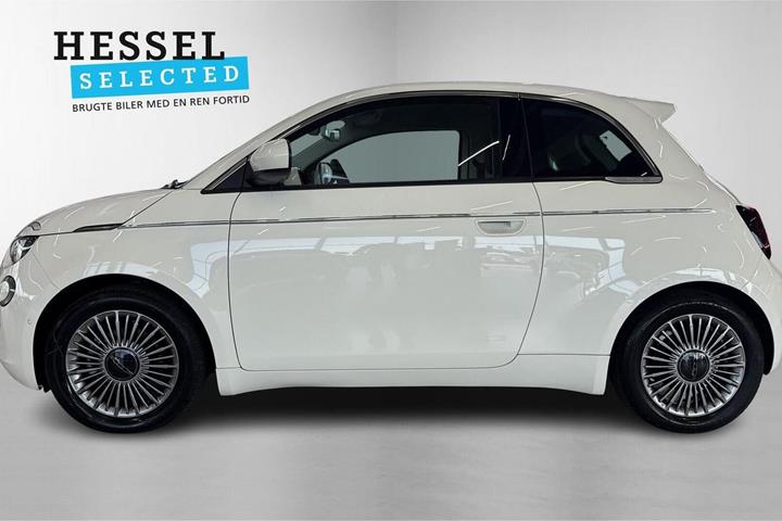 Hvid Fiat 500e fra 2024