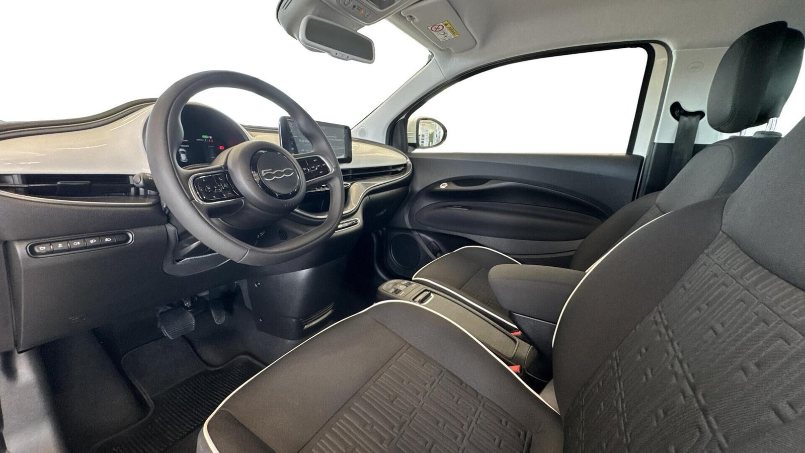 Hvid Fiat 500e fra 2024