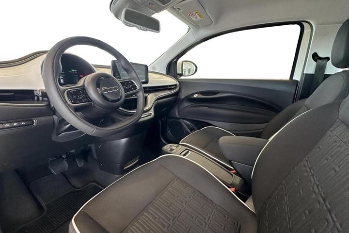 Hvid Fiat 500e fra 2024