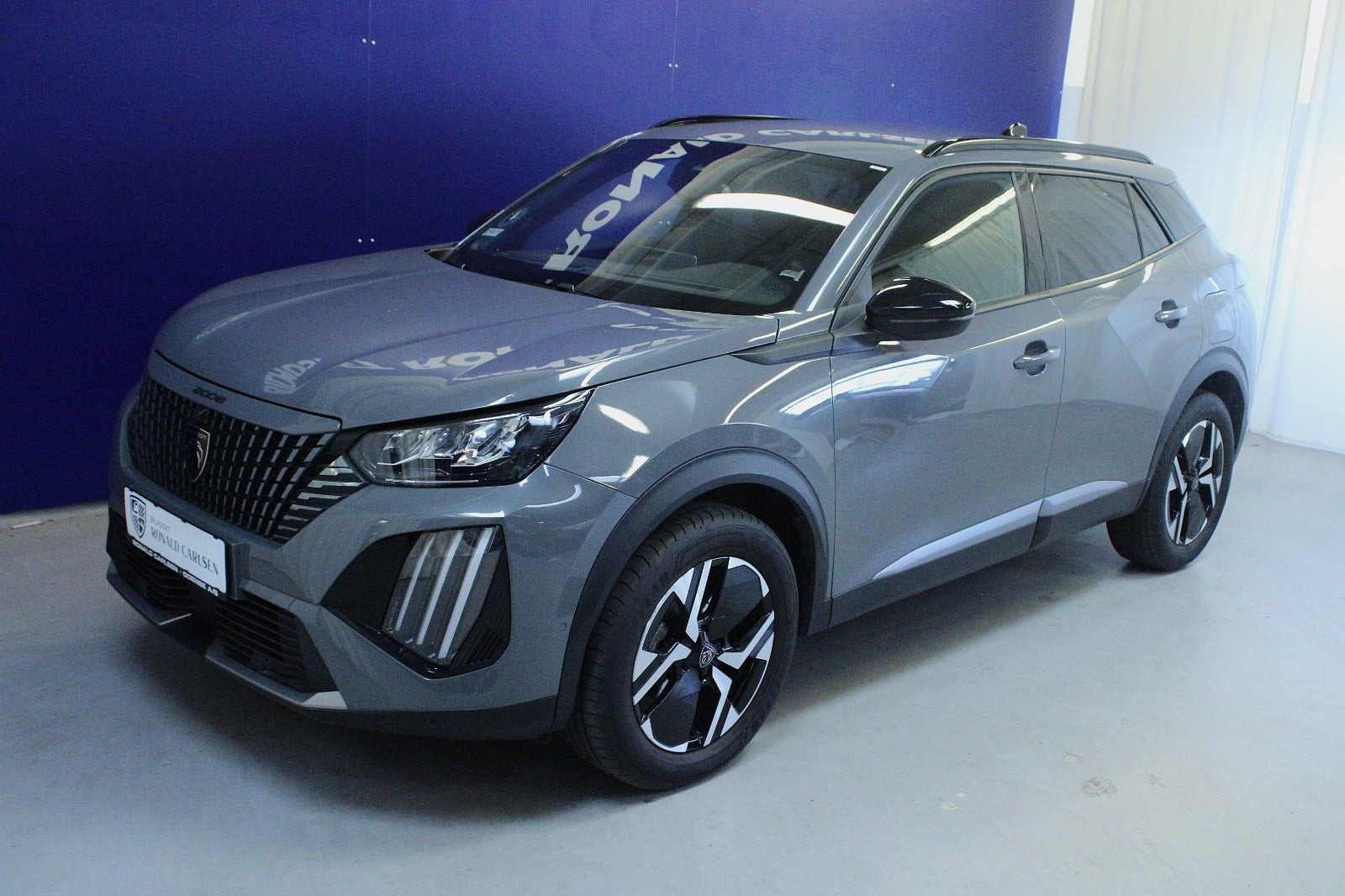 Grå Peugeot 2008 fra 2024