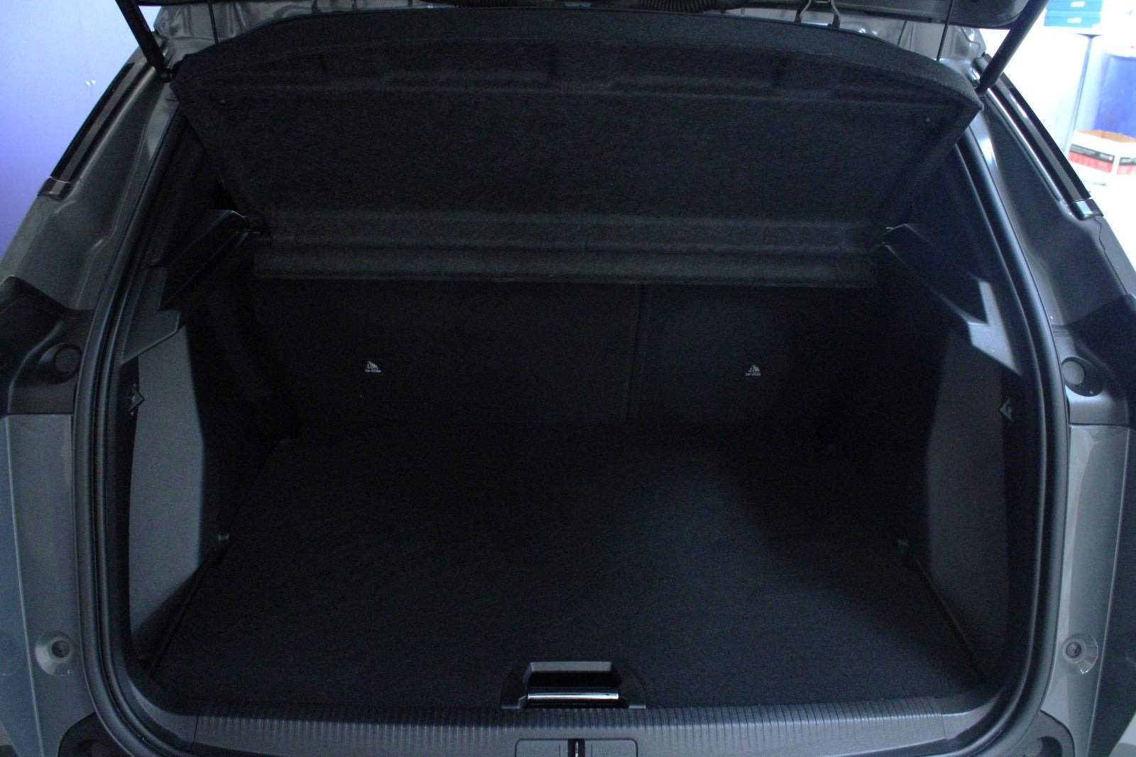 Grå Peugeot 2008 fra 2024