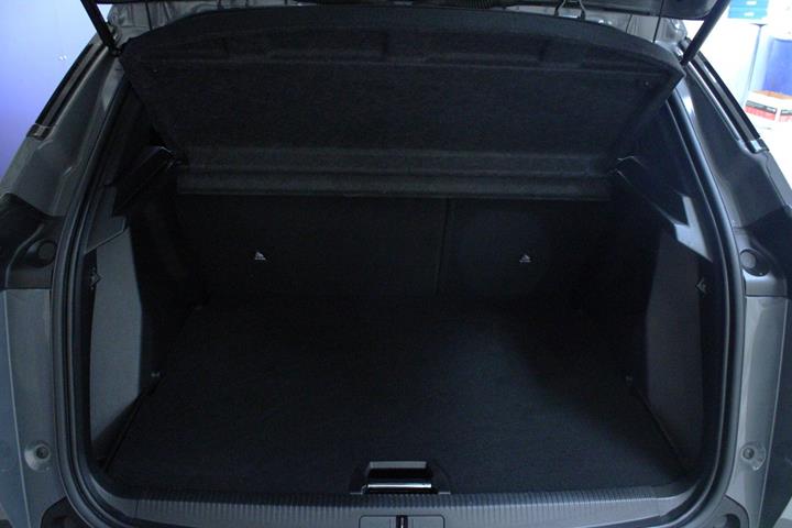 Grå Peugeot 2008 fra 2024