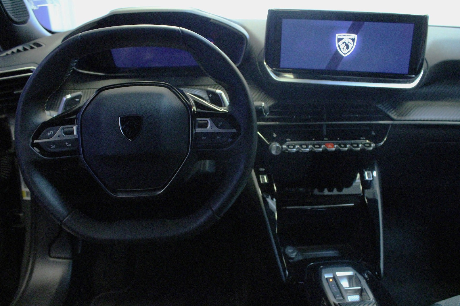 Grå Peugeot 2008 fra 2024