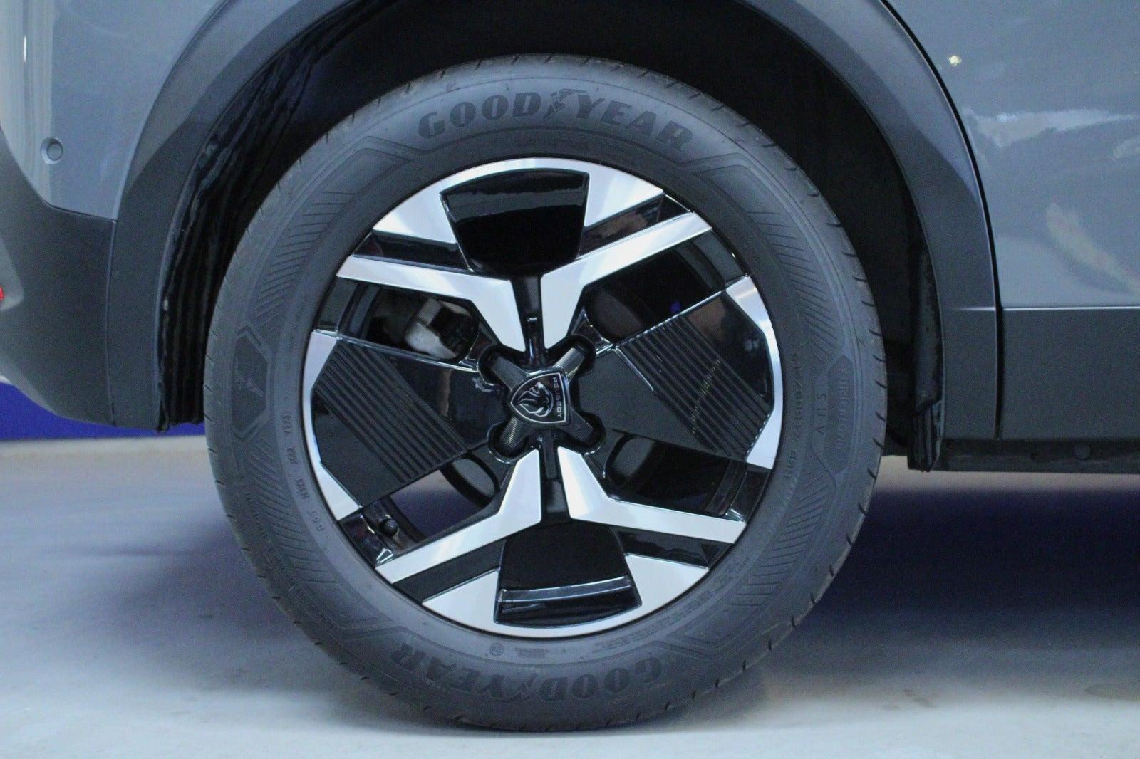 Grå Peugeot 2008 fra 2024